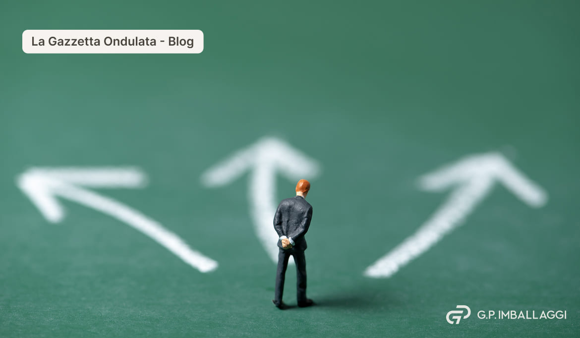 Una Statuetta È Indecisa Su Quale Strada Prendere Su Una Lavagna Vuota Img Copertina Cosa C'è Dentro Al Prezzo Di Una Nostra Scatola
